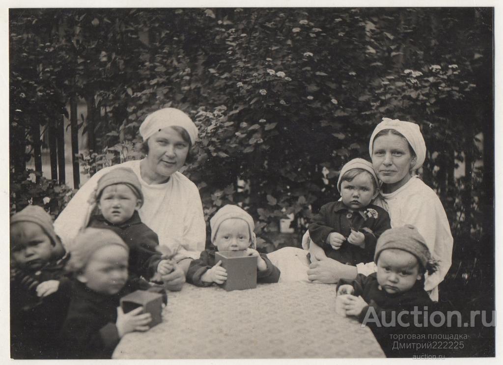 1950 г. Дом малютки. Из игрушек кубики. Подписано: "На память мамочке...".