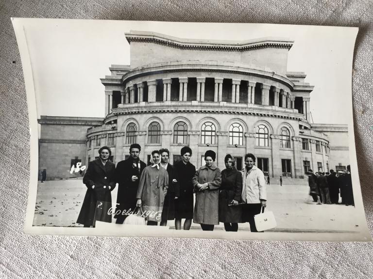 Фото СССР  Отдых Группа людей Ереван 1965 год