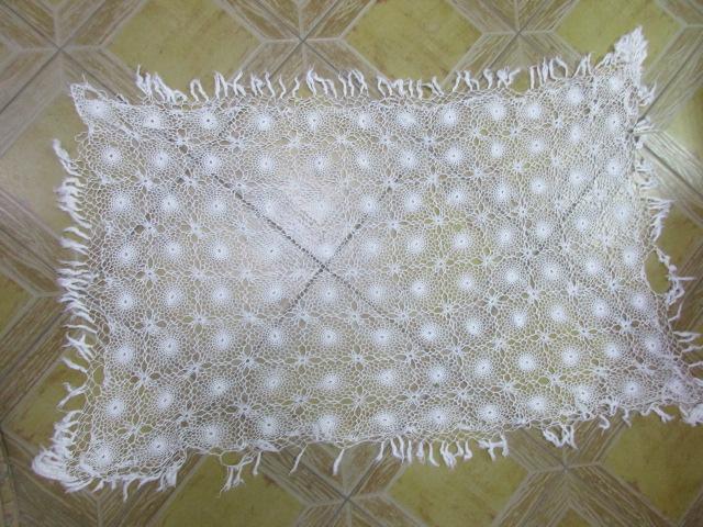 СКАТЕРТЬ . НАКИДКА. СТАРИНА. КРУЖЕВА 105*62  СМ