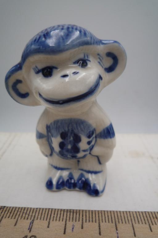 ГЖЕЛЬ фигурка  - веселая обезьянка 2