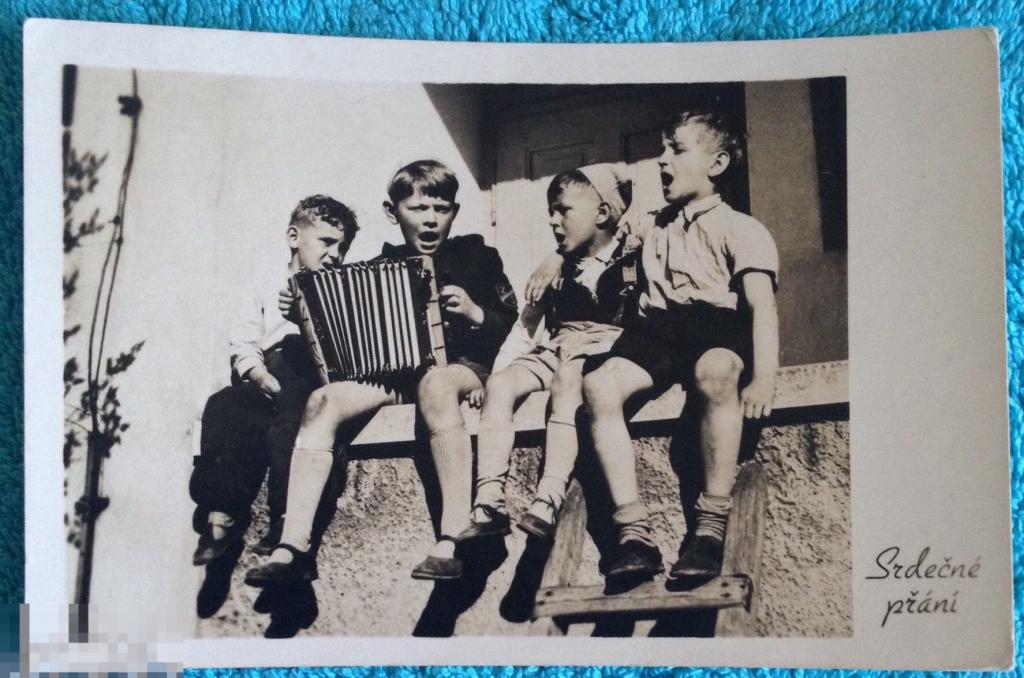 открытка Поздравительная мальчик ребёнок аккордеон дети 1956 год 043 