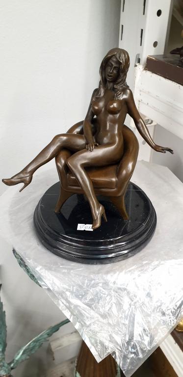 Девушка в кресле (082). Бронза. Статуэтка.