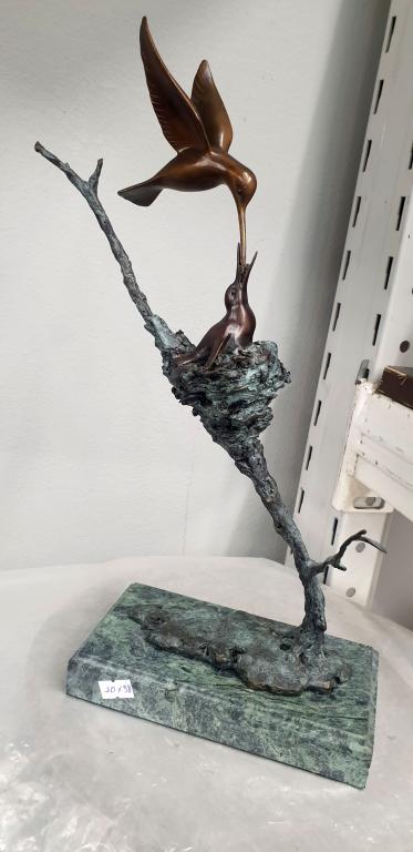 Птица кормит птенца (138). Бронза