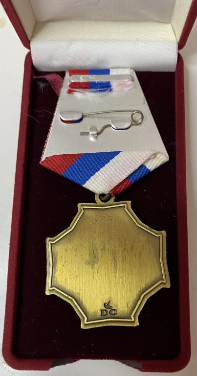 Знак значок 60 лет за взятие юбилея в коробочке медаль