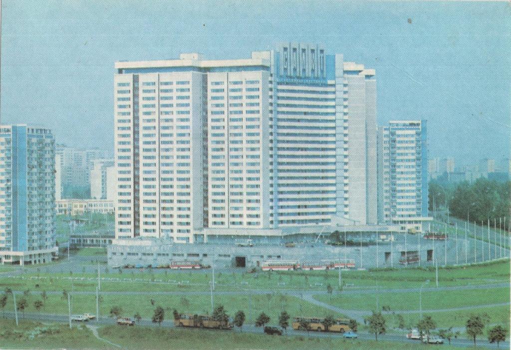 Открытка (Москва. Туристский комплекс Салют) (Фото Л. Шварца) (СССР)