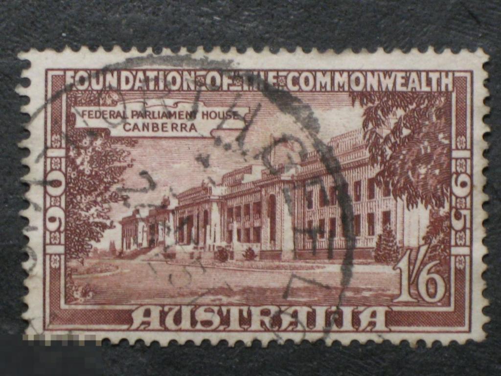 Австралия 1951 Здание Федерального парламента Канберра марка 1.6s 