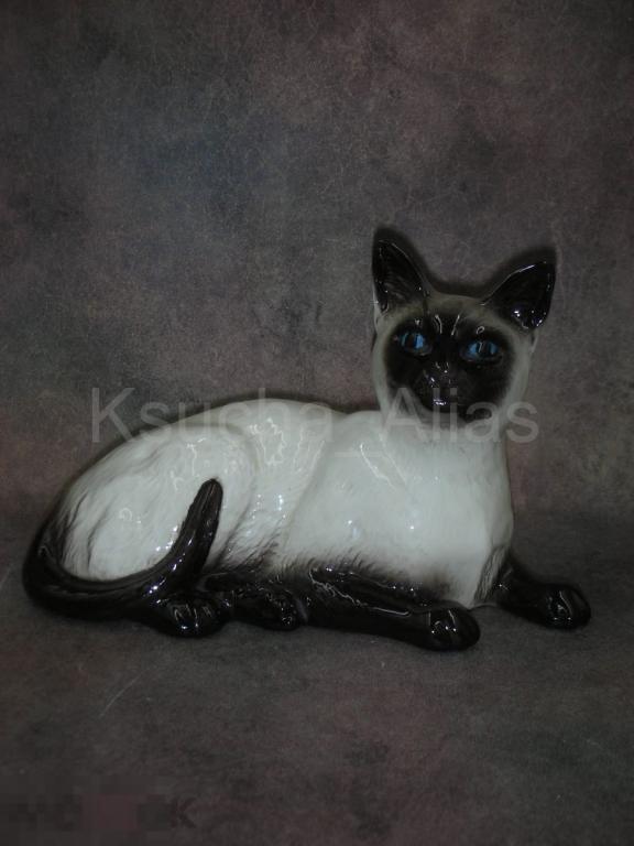Лежащий сиамский кот   Англия  Royal Doulton 