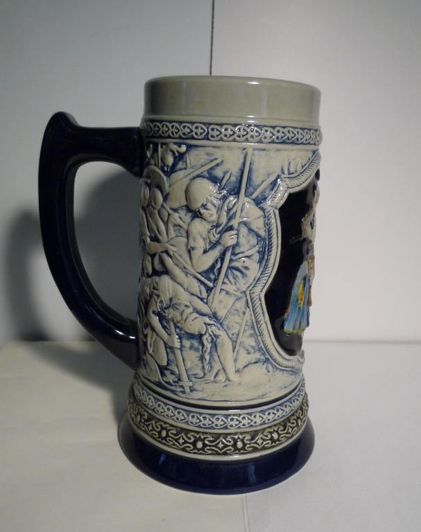 КРУЖКА пивная, рельефная обливная керамика,  выс.18 см. 800мл. Европа