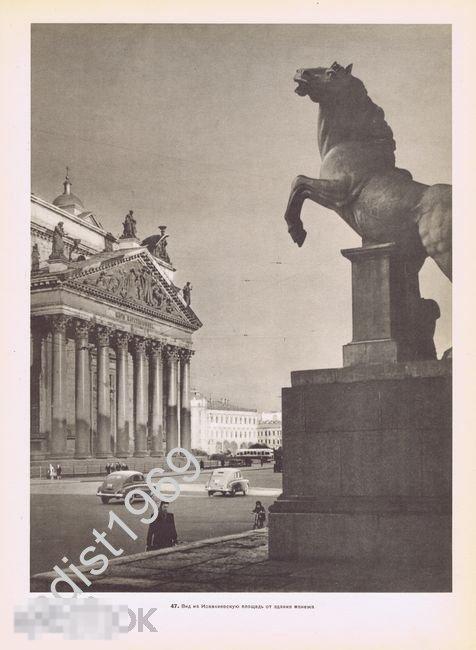 ФОТОГРАВЮРА 1957 г. ЛЕНИНГРАД (САНКТ-ПЕТЕРБУРГ). ИСААКИЕВСКАЯ ПЛОЩАДЬ. КОЛОННЫ СО СКУЛЬПТУРОЙ СЛАВЫ 