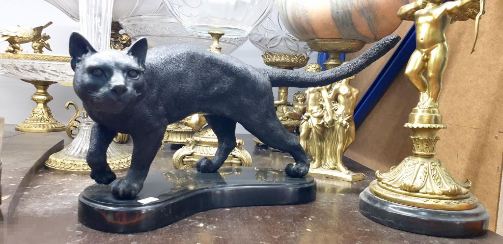 Кот на камне AL-050 Кошка идет. Бронза. Статуэтка. Животные.