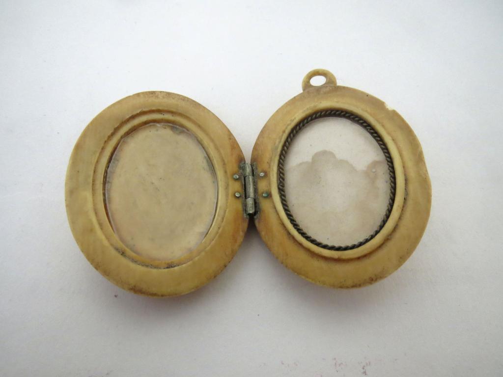 Кулон рамка локонник из кости, 19 век