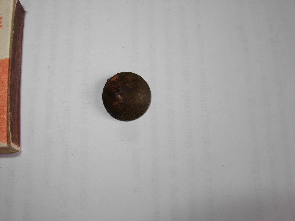 Пуговица старинная лаконичная , бронза патина , для одежды , надпись на обратной стороне