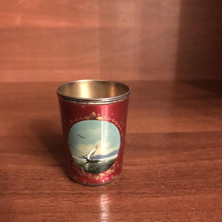 Стопка. Серебро 875 с головой, эмаль. Вес 29,5 грамм.