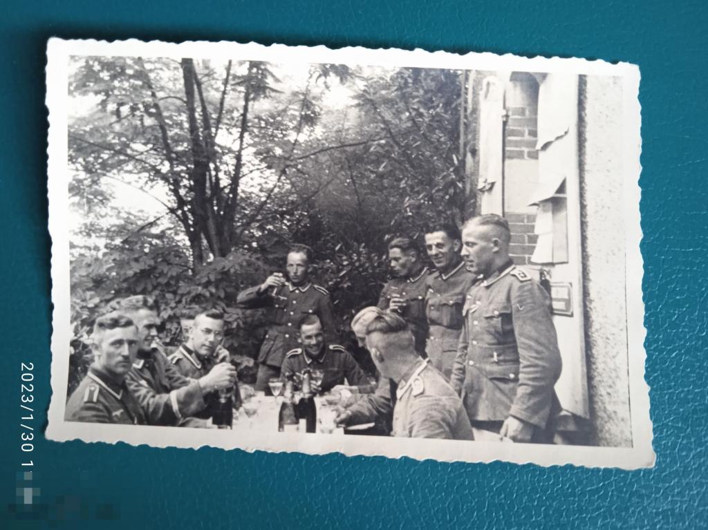ВОВ Третий Рейх . Любител фото. Застолье унтер-офицеров, шампанское,бокалы 