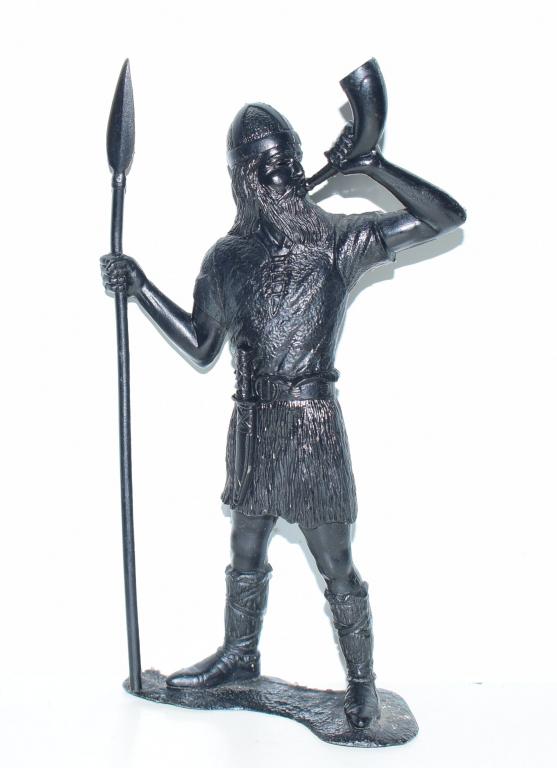 Солдатики СССР - Викинг чёрного цвета с копьем,на подставке клеймо ДЗИ.