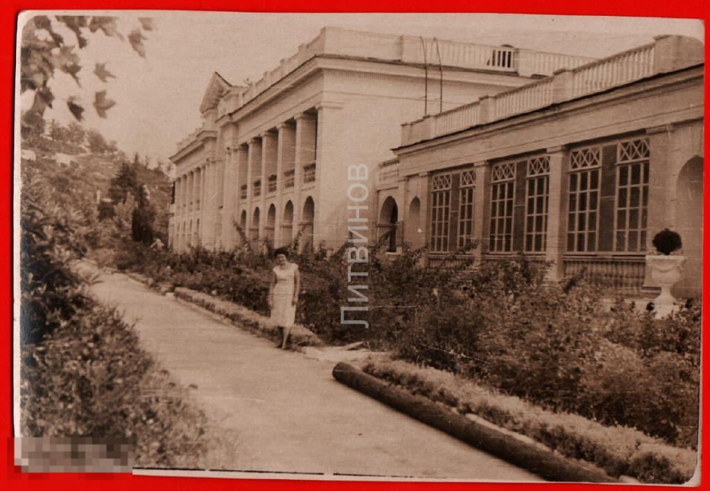 73173 У женщина на фоне санатория белом платье фотография 50-е 