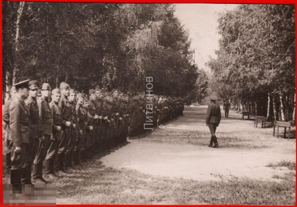 104893 Построение Советская армия шеренга строй офицер командир пилотка форма солдат фотография 