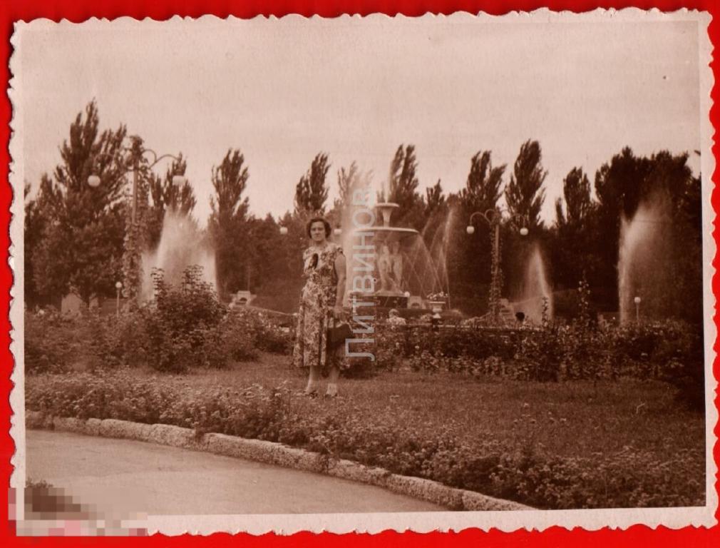 105050 Ростов на Дону Театральная площадь фонтан женщина с сумочкой фотография 