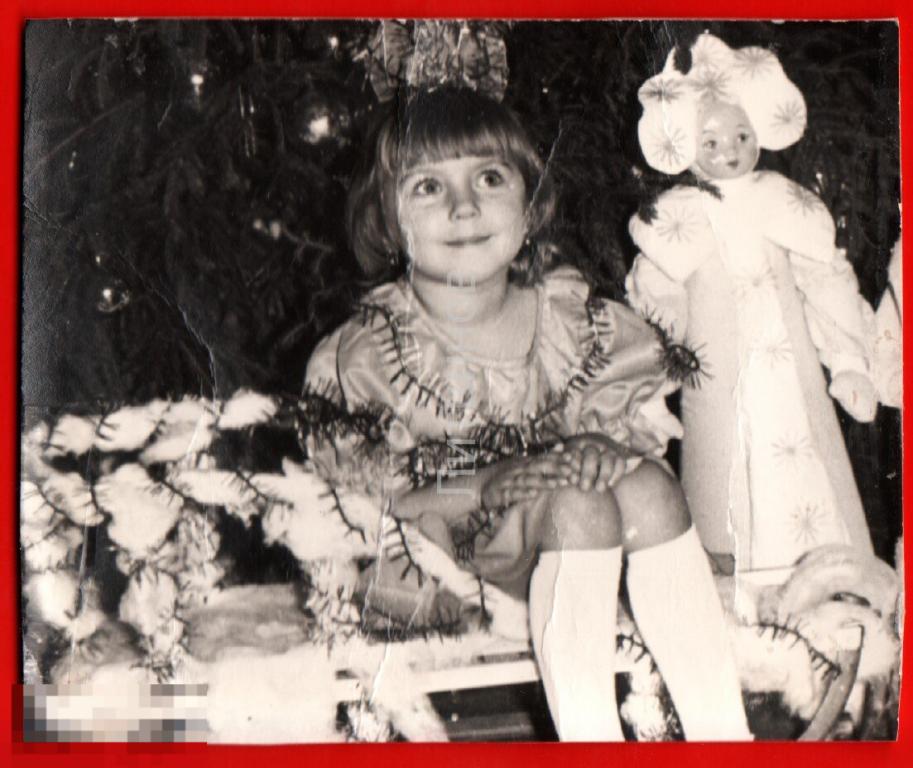 105030 С Новым годом девочка гольфы бантик Снегурочка Ёлка ёлочка Смешная улыбка фотография 