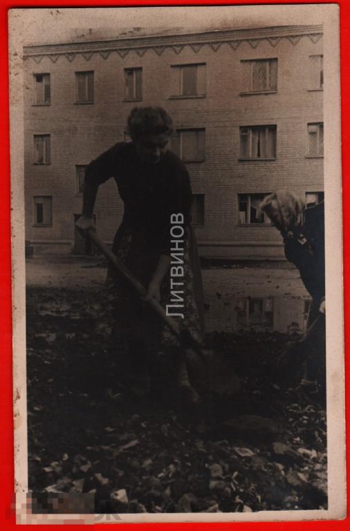 105068 Молодая девушка и пожилая женщина на субботнике Ростов на Дону фотография 