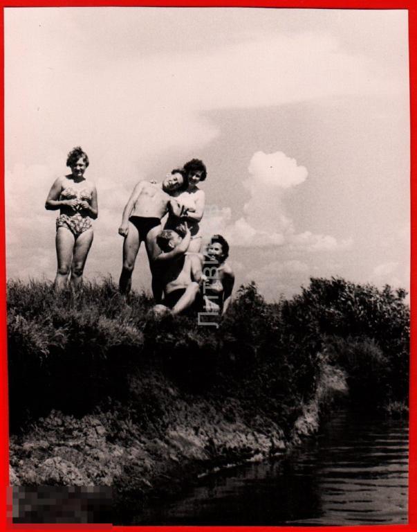 126698 Девушка женщина обнажённая купальник мужчина обнажённая пляж река фотография 50-е 