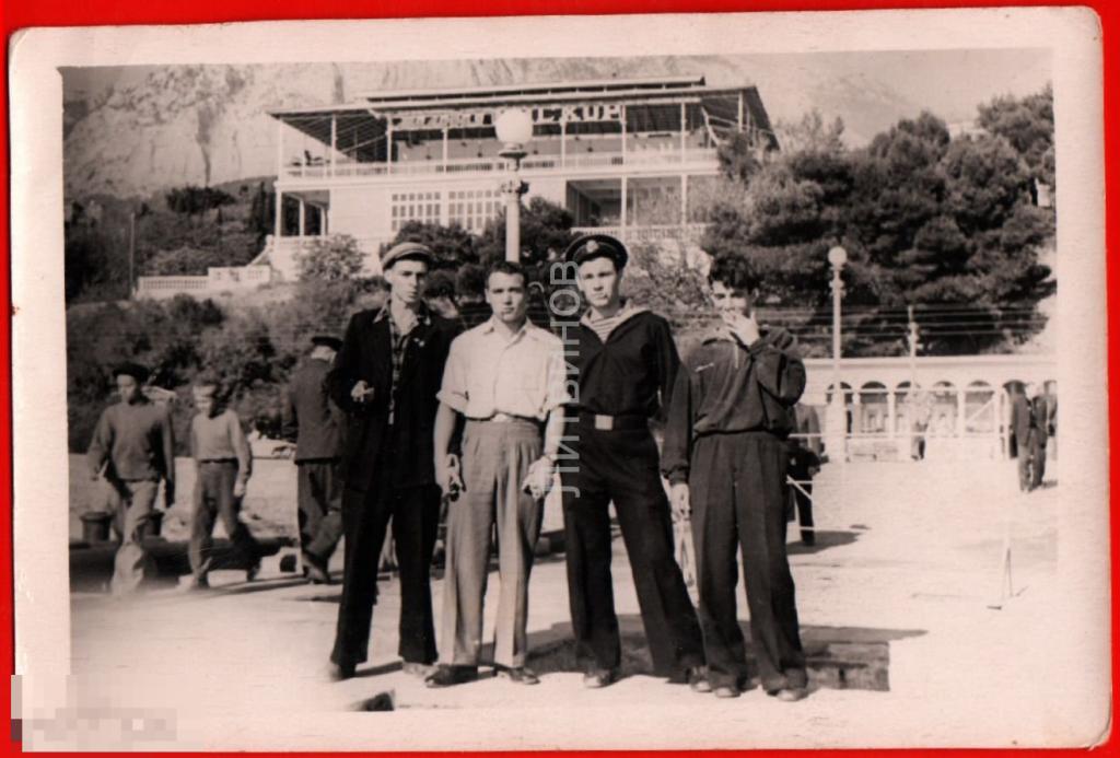 105110 Курильщик курение моряк матрос брюки клёш юноша мода кепка друзья фотография 