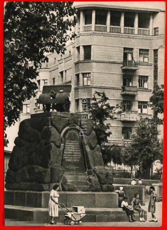 82100 Киев украинская ССР Украина Памятник Арсенальцам пушка артиллерия девочка дети детская коляска 