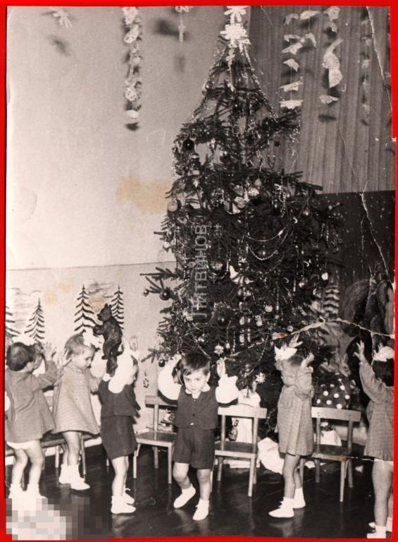 106695 Мальчик девочка дети детский сад малыш ребёнок Новый год новогодний утренник фотография 