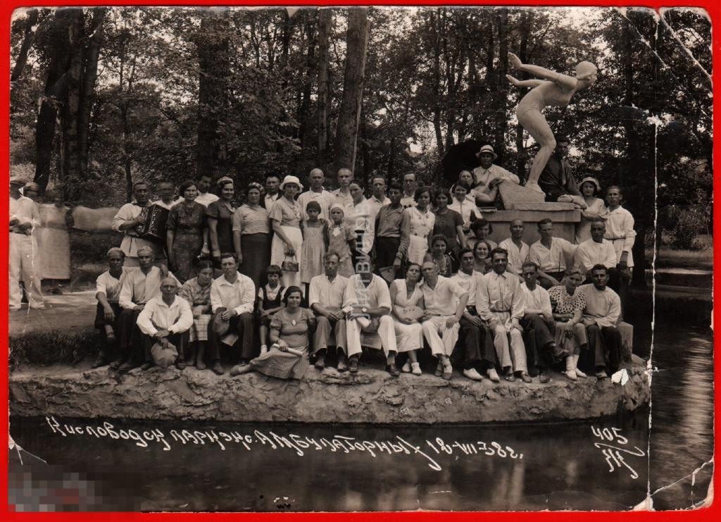 106714 Кисловодск парк скульптура пловчиха мужчина женщина групповая КМВ Кавказские Минеральные воды 