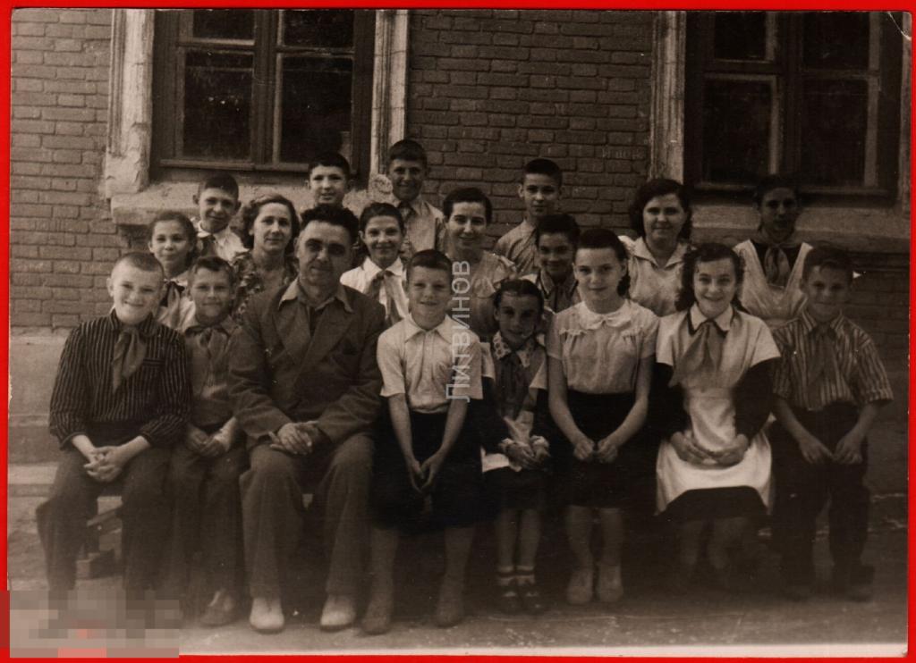 106820 Мальчик девочка дети пионер школьник ученик школа учитель класс фотография 1956 