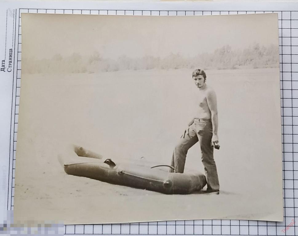 Фотография мужчина, голый торс, резиновая лодка #70 