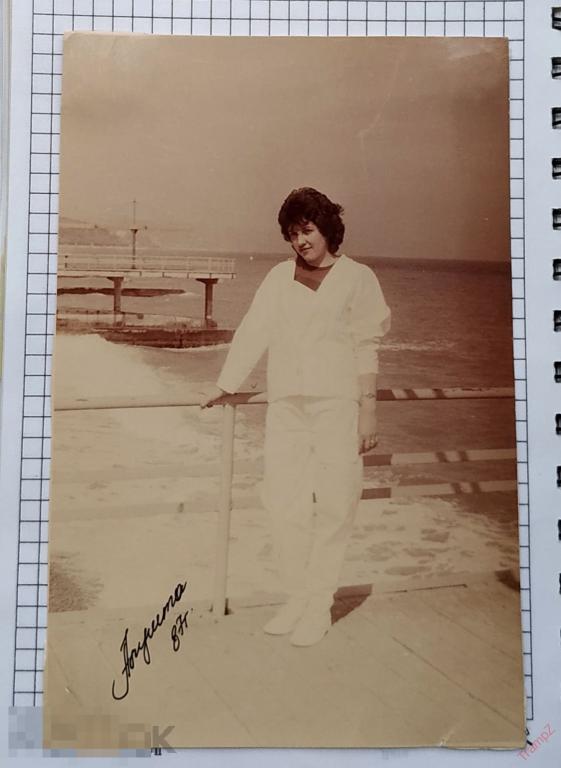 Фотография цветная девушка в белом у моря, Крым Алушта, прическа, мода #68 