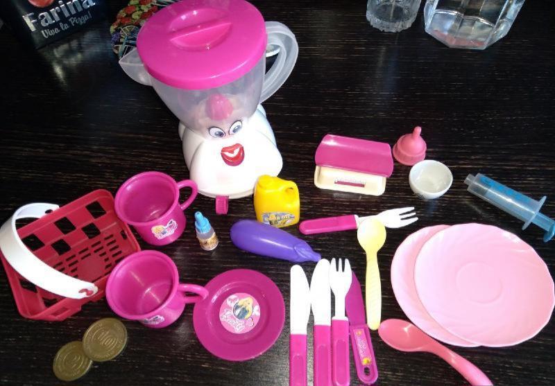 Миксер,весы и посуда(игрушки)