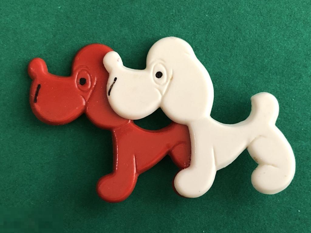 Брошь-значок *Две собаки*, пластик, клеймо 