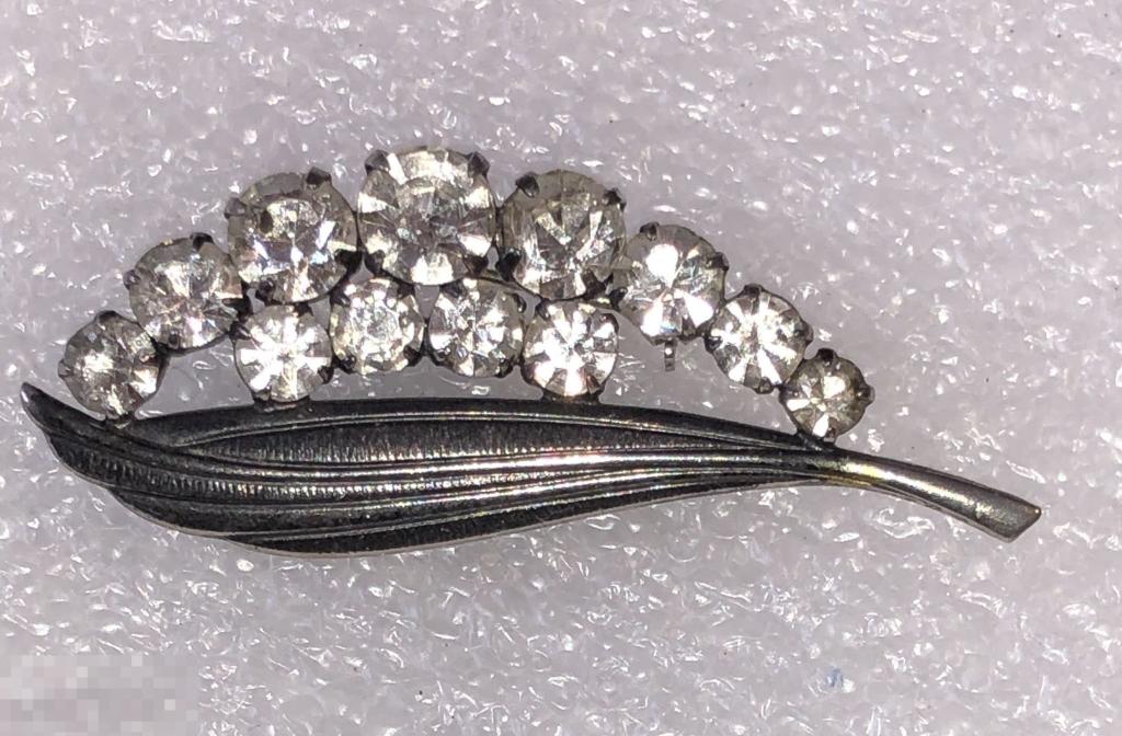 БРОШЬ С БЕЛЫМИ КАМНЯМИ, ЧЕХОСЛОВАКИЯ, ВИНТАЖ, СОСТОЯНИЕ! 