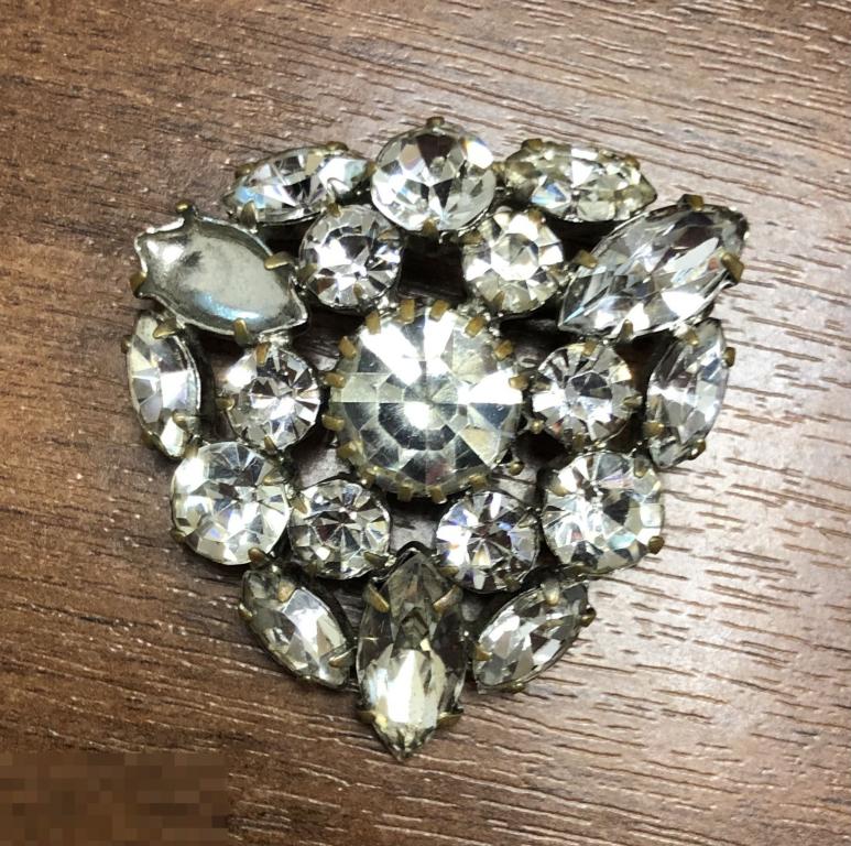 БРОШЬ С БЕЛЫМИ КАМНЯМИ, ЧЕХОСЛОВАКИЯ, ВИНТАЖ, В РЕСТАВРАЦИЮ 