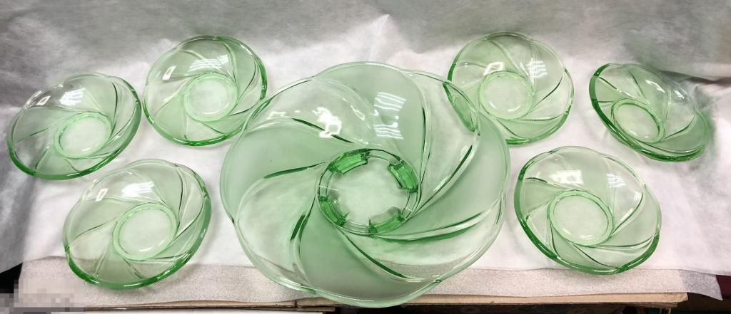 ВАЗА И 6 БЛЮДЕЦ, ЗЕЛЕНОЕ СТЕКЛО, В СОХРАННОСТИ! 