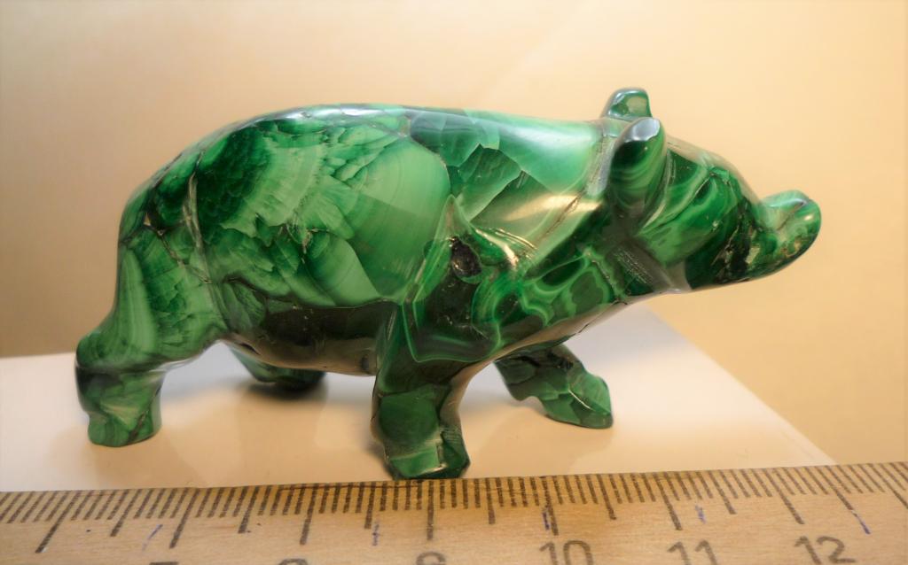 из МАЛАХИТА  свинка 1,  65*23*31 (мм), 81 г.