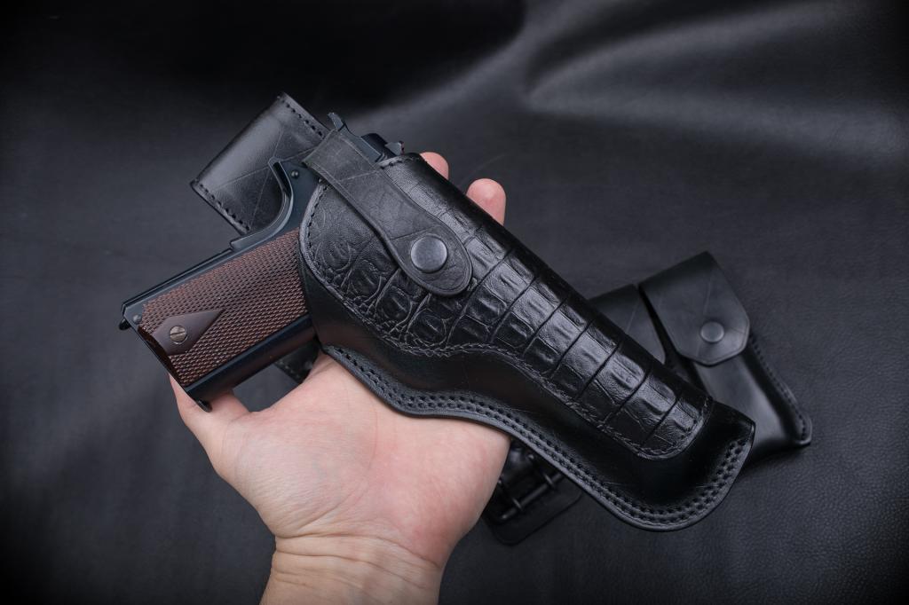 Кожаная кобура для пистолета Colt 1911 авторской работы в ретро стиле