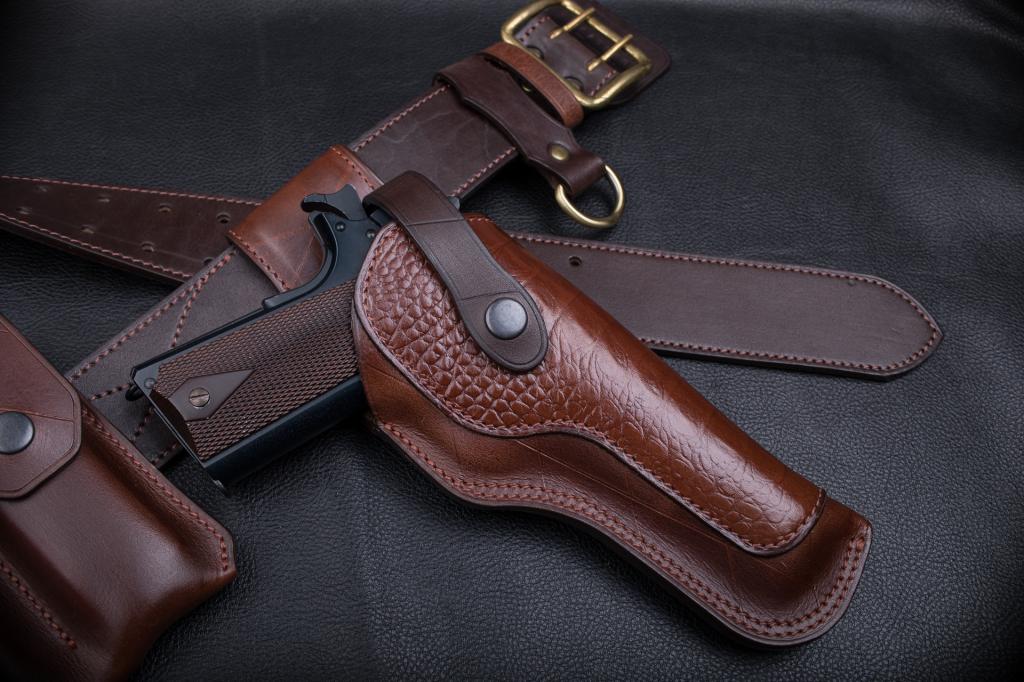Кожаная кобура для пистолета Colt 1911 авторской работы в ретро стиле