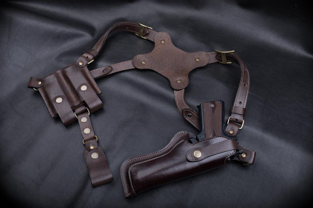 Кожаная кобура для пистолета Colt 1911 авторской работы в ретро стиле