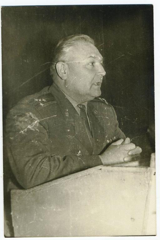 Полковник Незовибатько начальник штаба дивизии в/ч 63569 - фото СССР - 1975 год