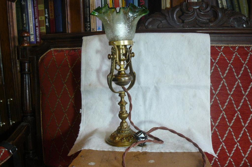 Старинная бронзовая настольная ( бра) эл. лампа.