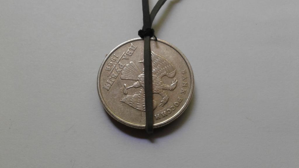 Брак. Поворот (нарушение соосности). 2 рубля 1998 г. (#п66).