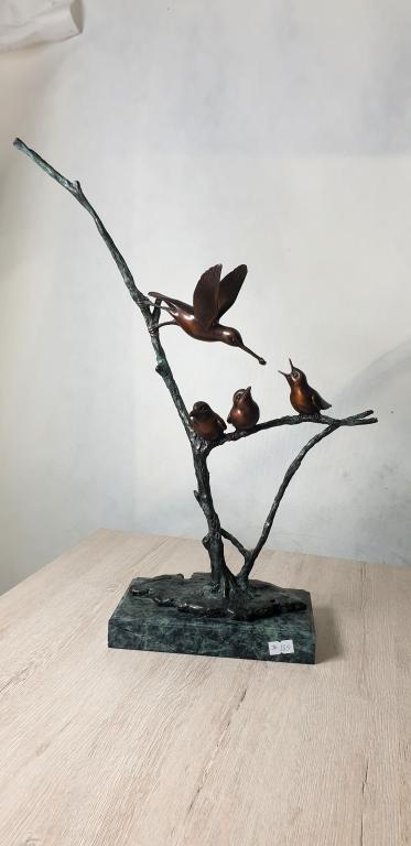 Птица кормит птенцов (139). Бронза