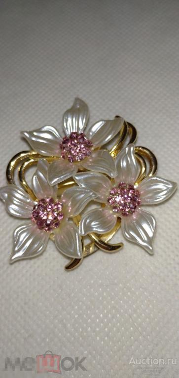 Брошь, цветок, перламутр, стразы, позолота, сплав. 