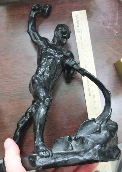 чугунная статуэтка ПЕРЕКУЕМ МЕЧИ НА ОРАЛО. Касли, 1977 год, соцреализм