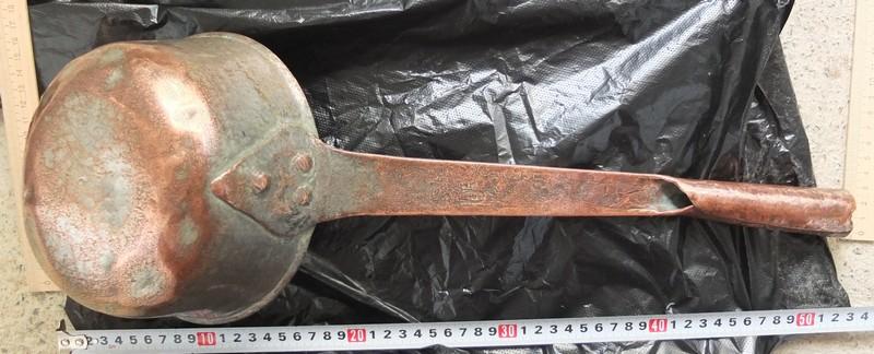 медный ковш, с клеймом и орнаментикой, старинный