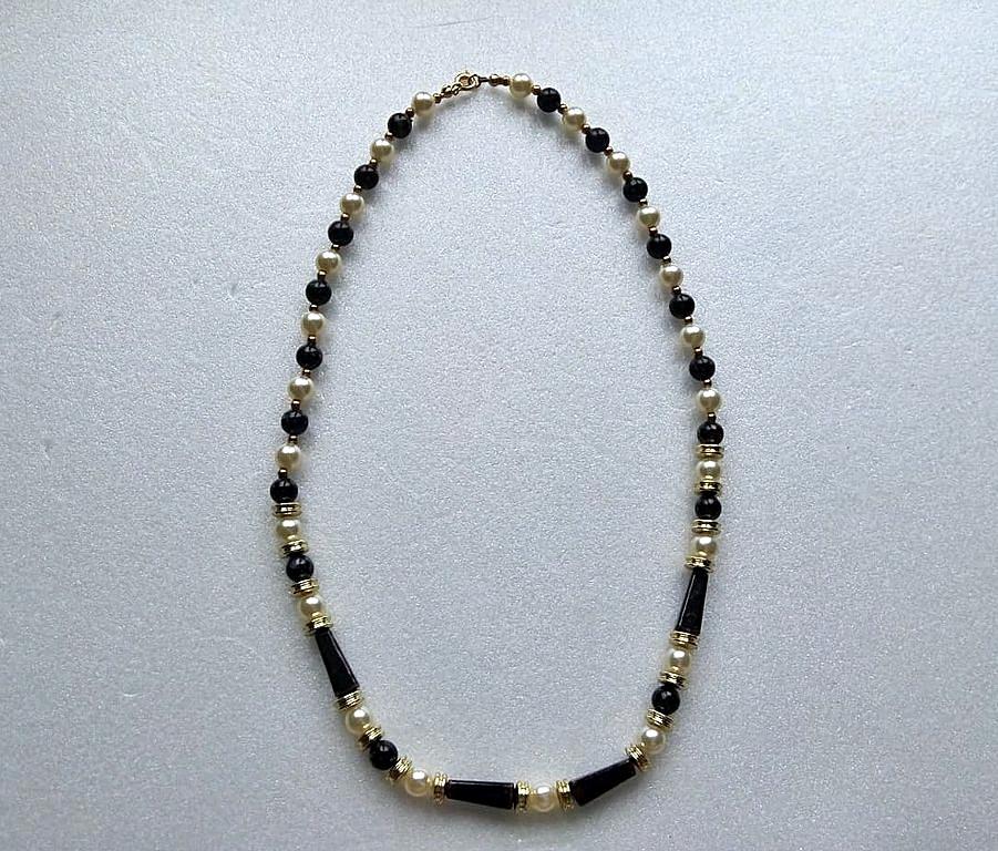 Оригинальные бусы в классической черно-жемчужной гамме!