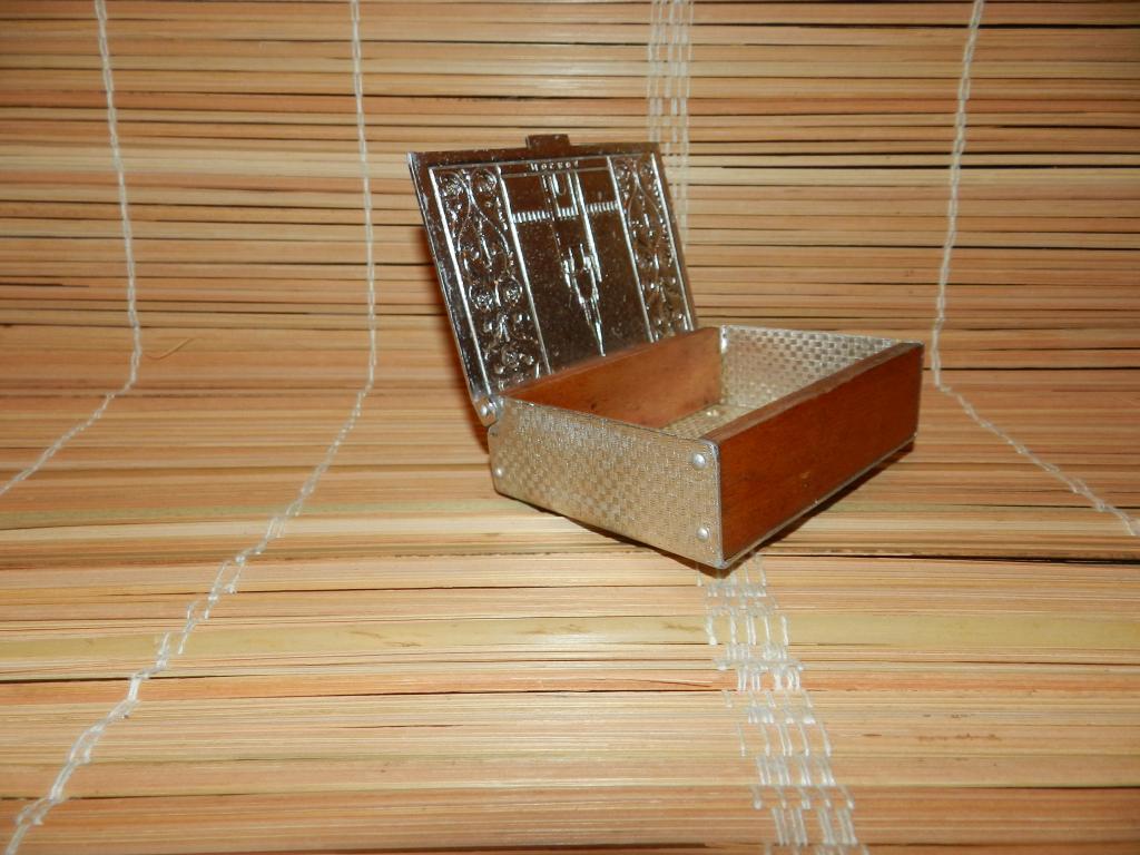 ШКАТУЛКА-ПАПИРОСНИЦА-СИГАРЕТНИЦА-ТАБАЧНИЦА. (МОСКВА-КРЕМЛЬ-КУРАНТЫ) СССР 1950-60г.г.